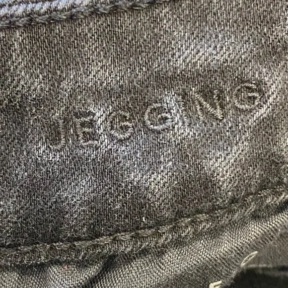 NWOT American Eagle women’s black distressed jegging jeans. Size 4R - Picture 2 of 9